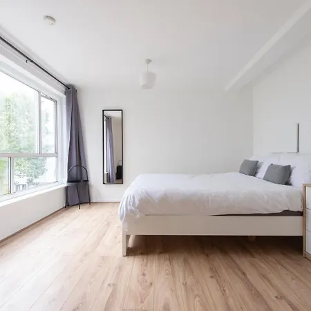 Modern Luxury Apartment By Mile End
